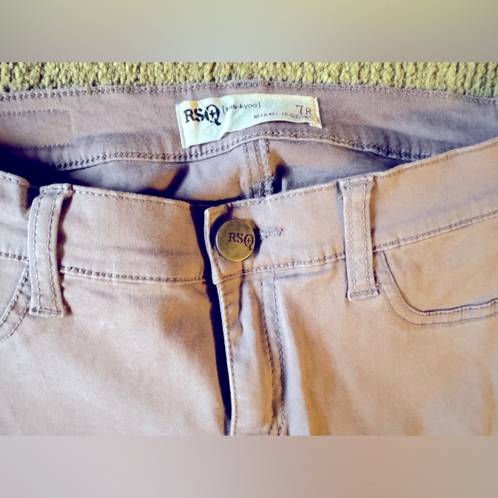 Skinny pant in lavender color and soft stretchy cotton.